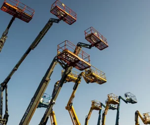 Boom lift hire guide: Straight boom vs knuckle boom – which is perfect for my next job?